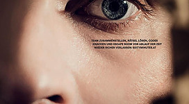 Ein spannendes Escape Room Erlebnis in Neukirchen. Das Bild zeigt das fokussierte Auge eines Teilnehmers, der in eine aufregende Herausforderung vertieft ist.