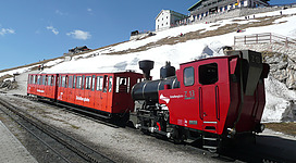 Zug der Schafbergbahn mit Lok Z 13 und Wagen 223 und 213 an der Endstation Schafbergspitze