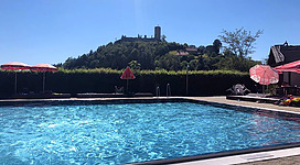 Freibad Waxenberg mit Blick auf die Ruine Waxenberg