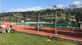 Tennis spielen am Tennisplatz Mittersill