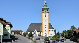 Südsüdostansicht der röm.-kath. Pfarrkirche hl. Michael in der oberösterreichischen Gemeinde Hohenzell.Ursprünglich eine gotische Kirche mit Dachreiter. Der Glockenturm im südlichen Chorwinkel wurde zur Barockzeit errichtet und 1685 wurde eine Seitenkapelle mit einer kleinen Eingangshalle angebaut.