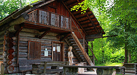Das Holzknechtmuseum zeigt wie Holzknechte gelebt, gearbeitet und gewohnt hatten und bringt die enorme Bedeutung des Rohstoffes Holz für das Salzkammergut nahe.