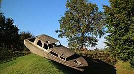 Michael Schuster: Betonboot (2003) im Österreichischen Skulpturenpark in der Gemeinde Premstätten, Steiermark