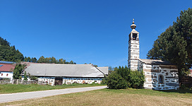 Foto: Tourismusverband Mühlviertler Alm Freistadt/Winklehner: Hoisnhof und Hoisnkapelle in Weitersfelden (Wienau)