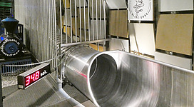 Graz, Schloßberg, Ausstieg der Rutsche mit Stoppuhr. Links eine Lok der Märchenbahn.