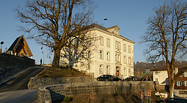 spätgründerzeitliches auch Späthistorisches , öffentliches Gebäude: das alte Schul- und Gemeindehaus am Pfarrhof Nr.5 in Egg (Vorarlberg), erbaut 1899 im Bregenzerwald. Nach BDA denkmalgeschütztes Objekt.