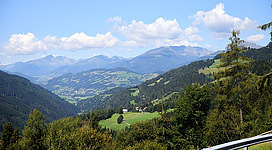 Das Rantental (Nebental des oberen Murtals bei de:Murau, Steiermark, Österreich) mit Ort und Kirche Ranten, von Stolzalpe aus gesehen. Im Hintergrund die südlichen de:Schladminger Tauern.