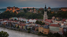Von Hochburg-Ach hat man einen herrlichen Blick auf die weltlängste Burg in Burghausen. Ein Kinderspielplatz und Gymnastikgeräte für Erwachsene sorgen für Abwechslung.