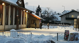 für Eisstockschützen wird neben der Halle im Winter eine Eisbahn geschaffen.