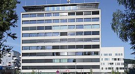 Salzburg, Stadtteil Lehen: Das sog. Stadtwerkehaus ist das ehemalige Verwaltungsgebäude der Salzburger Stadtwerke (heute in der Salzburg AG aufgegangen). Das Gebäude wurde im Zuge der Erstellung des umgebenden Stadtwerks Lehen komplett saniert. In IHm ist heute unter anderem die Volkshochschule Salzburg untergebracht. - Aufgenommen im Juni 2015.