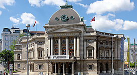 Ostansicht des Volkstheater am Arthur-Schnitzler-Platz im 7. Wiener Gemeindebezirk Neubau.Das Theater wurde ab 1887 nach Plänen von Hermann Helmer und Ferdinand Fellner in Neorenaissanceformen errichtet und am 14. September 1889 mit Ludwig Anzengrubers Schauspiel „Der Fleck auf der Ehr’“ als Deutsches Volkstheater eröffnet. Über dem Hauptportal befinden sich die Büsten von Ferdinand Raimund, Johann Nestroy und Franz Grillparzer. Diese wurde im Zuge der Generalsanierung 1989 angebracht. Ursprünglich gab es welche von Friedrich Schiller, Gotthold Ephraim Lessing und Grillparzer.