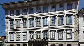 Stadtmuseum, ehem. Palais Khuenburg mit Resten eines romanischen Wehrturms/Mauer