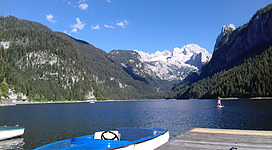 Am schnellsten fährt man mit dem Elektroboot über den Gosausee, immer mit dem Blick auf den Dachstein Gletscher.