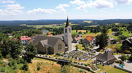 Blick über Bad Traunstein. In der Bildmitte die kath. Pfarrkirche hl. Georg.