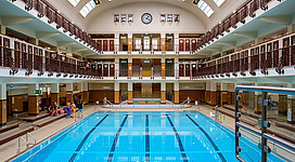Das Amalienbad beinhaltet ein 33,3 Meter langes Schwimmbecken und eine Sprungturmanlage mit 1 Meter, 3 Meter, 5 Meter, 7,5 Meter und 10 Meter Absprunghöhe.