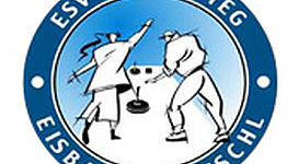 k.u.k. Eisbahn Bad Ischl - ESV Rechensteg in Bad Ischl: Das Bild zeigt zwei Personen, die sich umarmen und offenbar glücklich zusammen sind. Sie tragen traditionelle Kleidung und stehen vor einem Gebäude mit charakteristischen Merkmalen.