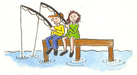 Zwei Kinder sitzen auf einem Steg und angeln. Das Wasser ist ruhig und der Himmel ist klar.