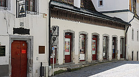 Steyr/Steyrdorf: Die Fassade des Bürgerspitals zum Michaelerplatz hin mit dem Eingang des Weihnachtsmuseums