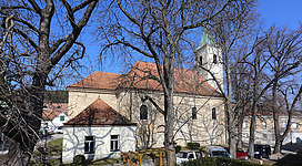 Südansicht der Pfarrkirche hl. Martin in der niederösterreichischen Marktgemeinde Bad Fischau-Brunn.