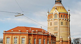 Wasserbehälter Wienerberg der I. Wiener Hochquellenwasserleitung, Bedienstetenwohnhaus des Hebewerks Wienerberg mit Favoritner Wasserturm