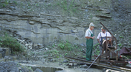 Zwei Männer arbeiten in den Schleifsteinen bei den Filmaufnahmen.