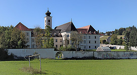 Die östliche Seite des Benediktinerstifts Gleink in Steyr. Blick von der Friedhofstraße