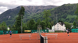 Queransicht der 4 Sandtennisplätze