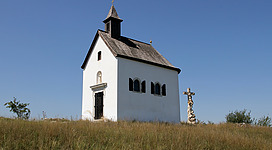Eine kleine Kapelle auf einer Anhöhe nächst der Oggauer Landesstraße in der burgenländischen Marktgemeinde Oggau am Neusiedler See.