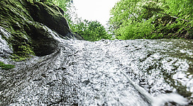 Einen Ausflug zum Wasserfall bei der Nikolauskapelle machen