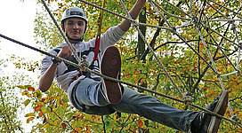 Kletterer im Kaolinum Hochseilgarten in Allerheiligen im Mühlkreis.