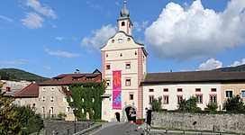 Das Untere Stadttor der Stadtgemeinde Gmünd in Kärnten.Das Untere Stadttor ist ein viergeschossiger Torturm mit einer tonnengewölbten Durchfahrt aus dem beginnenden 16. Jahrhundert. Der geschwungene Giebel und der Dachreiter mit Zwiebelhelm wurden Ende des 17. Jahrhunderts hinzugefügt.