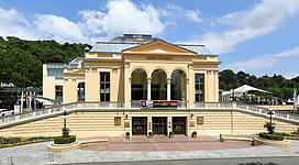 Das ehemalige Kurhaus und jetzige Casino sowie Kongress- und Veranstaltungszentrum an der Adresse Kaiser-Franz-Ring 1 in der niederösterreichischen Stadt Baden.Das Bauwerk im Stil der Neorenaissance wurde ab 1884 nach Plänen der Architekten Eugen Fassbender und Maximilian Katscher (1858–1917) errichtet und am 10. Juni 1886 feierlich als neues Kurhaus eröffnet. Am 12. April 1934 wurde im Kurhaus das Badener Casino als erster Ganzjahresbetrieb Österreichs der damaligen Österreichischen Casino A. G. eröffnet. Nach einem großen Umbau ab 1992 fand im März 1995 die Eröffnung als größtes Casino Europas samt Kongress- und Veranstaltungszentrum statt.