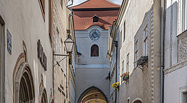 The western Gate of the city wall of Krems-Stein was erected in 1477. It is called "Linzer Tor".