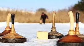 ESV - WESENUFER in Waldkirchen am Wesen: Es sind mehrere runde, holzige Gegenstände zu sehen, die auf einer verschneiten Oberfläche stehen. In der Ferne kann man eine Person erkennen, die sich durch den Schnee bewegt.