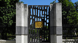 Das Julius-Raab-Denkmal an der Umzäunung des Volksgartens in Wien