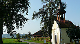Chapelle à Kematen an der Ybbs, Mostviertel, Basse-Autriche. On aperçoit l'église du Sonntagberg au loin, vers le sud