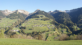 View from the village Raggal to the Walserkamm and some plateaus of the Great Walser Valley.
In the middle of the picture: Plankenberg in the village Sankt Gerold, right below the Benedictine provost Sankt Gerold (850 masl). The mountaintop is the Gerenspitze (1871 masl), left in the picture next to: the Gaßnerberg. Between Gaßnerberg and the Plankenberg is the Klostertobel (meaning: monastery-ravine). Between the Plankenberg and the municipality Blons (right side) the Rüffitobel. Left Side in of the picture: The Gaßnerberg in the village Sankt Gerold. Above the Gaßnerberg the Melkspitze (1936 masl). On the left, forward to the municipality Thüringerberg, the Tälispitze (2000 masl, the highest elevation of the Walserkamm). Between Gaßnerberg and Thüringerberg, left in the picture, the Rottobel. Rights Side of the picture:

Partially visible the community Blons (Oberblons), the highest peak above is the Löffelspitze (meaning: Spoon-tip, 1962 masl). Between Gerenspitze (1871 masl, above the Plankberg) and the Löffelspitze (1962 masl) is somewhat lower the Mutabellaspitze (1933 masl).