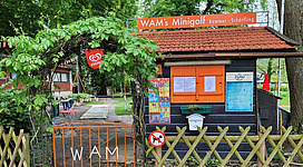 Eingang zu Wam´s Minigolf in Schoerfling am Attersee