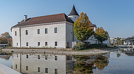 Castle Traun was erected as moated castle. Moat and pond were filled up over the years. 2014/2015 the municipality of Traun let edify a new moat.
