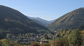 Der Ortskern Kleinzells von Norden im Oktober 2022.