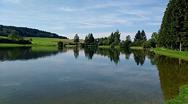 Prameter Badesee und die umliegende Innviertler Landschaft.