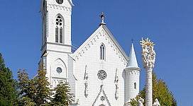 Die kath. Pfarrkirche hl. Ägidius und die Pestsäule in der burgenländischen Gemeinde Müllendorf.