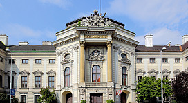 Mittelrisalit des Palais Auersperg in der österreichischen Bundeshauptstadt Wien. Um 1721 wurde vom Baumeister Johann Christian (Giovanni Christiano) Neupauer das vorhandene Gebäude umgebaut; unter anderem wurde dabei vermutlich der dreiseitige Mittelrisalit vorgesetzt.