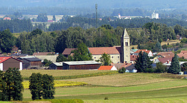 Gastern ( Lower Austria ). General view from Kleinzwettl to the town centre with Saint Martin parish church.