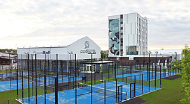 Auf dem Bild sieht man die Padelanlage vor dem Hotel Das Zeit.