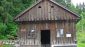 Abgebildet ist die Außenansicht der Solestube in Bad Goisern am Hallstättersee.