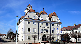 Rathaus und ehemaliges Schloss in der niederösterreichischen Stadt Gänserndorf. Im Kern ein Bau aus dem 16. Jahrhundert, der mehrmaligen Veränderungen erfuhr. Im Jahr 1924 erwarb die Gemeinde das Bauwerk und führte 1925 einen historisierenden Wiederaufbau des stark veränderten Baues nach einer Stichvorlage von Vischer durch.