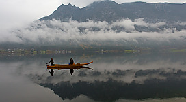 Fischen nahe Hallstatt, von einer Zille aus im vernebelten Hallstättersee.