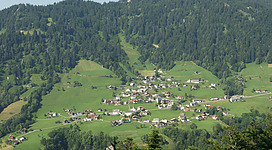 Laterns ist eine Gemeinde in Österreich in Vorarlberg im Bezirk Feldkirch mit 706 Einwohnern (Stand 31. März 2010). Fotografiert von der gegenüberliegenden "Übersaxner Gulmalpe".